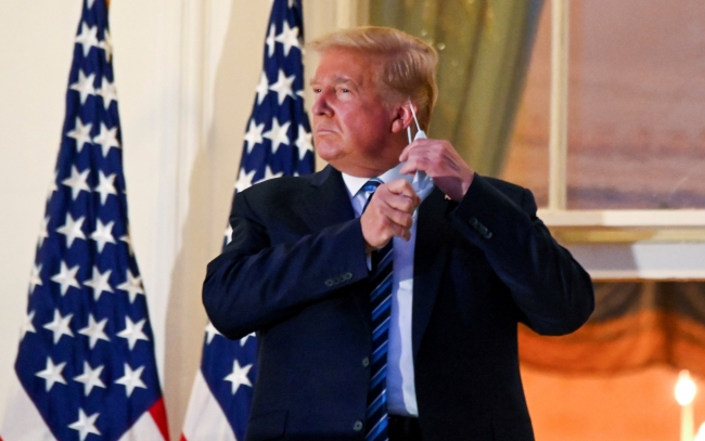 COVID-19’a yakalanan ABD Başkanı Donald Trump, kaldırıldığı hastaneden Beyaz Saray'a dönüşte maskesini çıkarıp poz verdi. Fotoğraf: Reuters